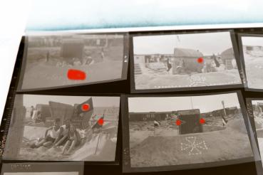 Preview: acht tolle alte Negative - Familie am Strand - 1934 - Sandburgenbau - Hakenkreuze